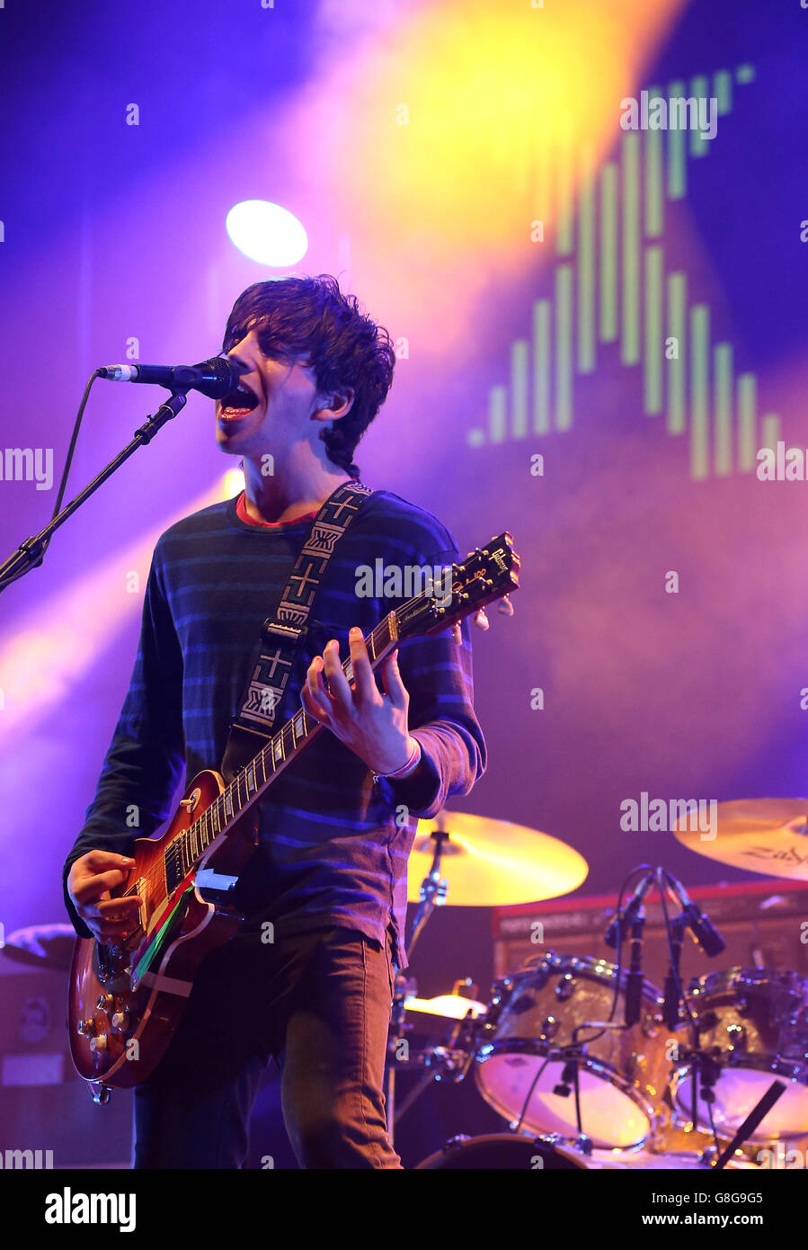 Brad Griffiths von Pretty Vicious live bei der Radio X Road Trip Show im O2 Apollo in Manchester. DRÜCKEN Sie VERBANDSFOTO. Bilddatum: Mittwoch, 2. Dezember 2015. Bildnachweis sollte lauten: Martin Rickett/PA Wire Stockfoto