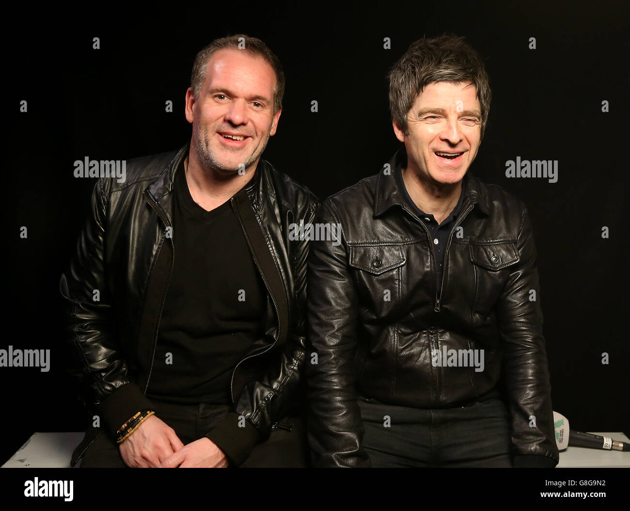 Noel Gallagher und Chris Moyles Backstage bei der Radio X Road Trip Show im O2 Apollo in Manchester. DRÜCKEN Sie VERBANDSFOTO. Bilddatum: Mittwoch, 2. Dezember 2015. Bildnachweis sollte lauten: Martin Rickett/PA Wire Stockfoto