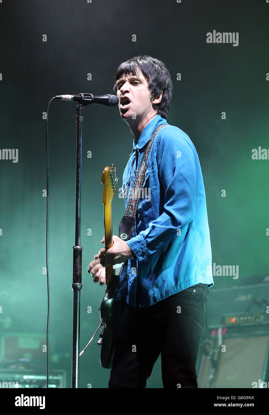 Johnny Marr spielt live bei der Radio X Road Trip Show im O2 Apollo in Manchester. DRÜCKEN Sie VERBANDSFOTO. Bilddatum: Mittwoch, 2. Dezember 2015. Bildnachweis sollte lauten: Martin Rickett/PA Wire Stockfoto