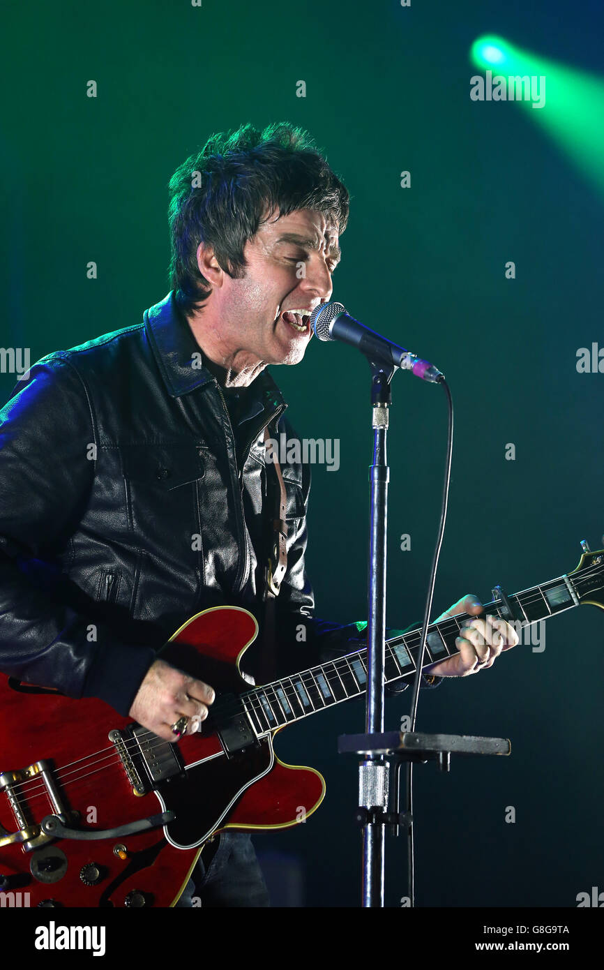 Noel Gallaghers High Flying Birds treten live auf der Radio X Road Trip Show im O2 Apollo in Manchester auf. DRÜCKEN Sie VERBANDSFOTO. Bilddatum: Mittwoch, 2. Dezember 2015. Bildnachweis sollte lauten: Martin Rickett/PA Wire Stockfoto