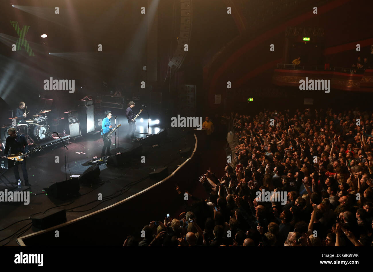 Johnny Marr spielt live bei der Radio X Road Trip Show im O2 Apollo in Manchester. DRÜCKEN Sie VERBANDSFOTO. Bilddatum: Mittwoch, 2. Dezember 2015. Bildnachweis sollte lauten: Martin Rickett/PA Wire Stockfoto