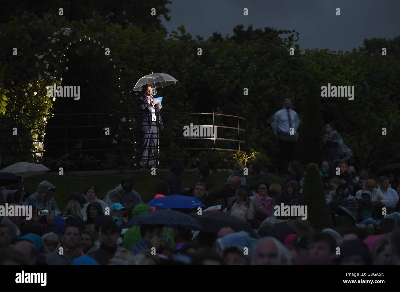 Sentebale Botschafter Nacho Figueras spricht bei einem Konzert, veranstaltet von Prinz Harry Charity Sentebale im Kensington Palace Gardens, London, um Bewusstsein und die Mittel für Jugendliche mit HIV in Afrika südlich der Sahara zu erhöhen. Stockfoto