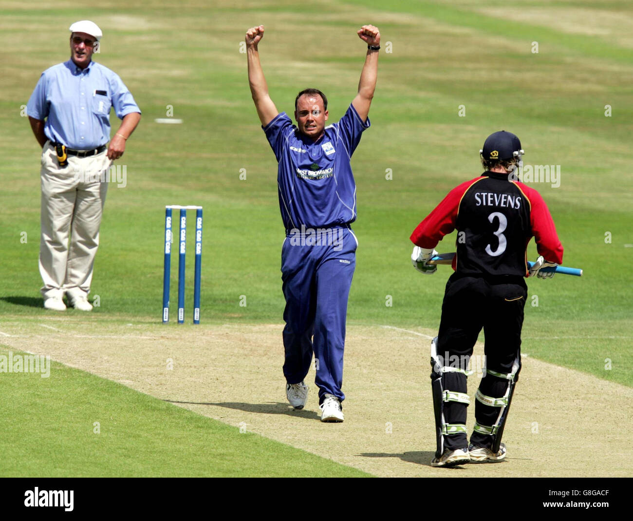 Cricket - C&G Trophy - Viertelfinale - Warwickshire / Kent - Edgbaston. Neil Carter (C) von Warwickshire feiert das Abfangen von Darren Stevens lbw von Kent für 16 Läufe. Stockfoto