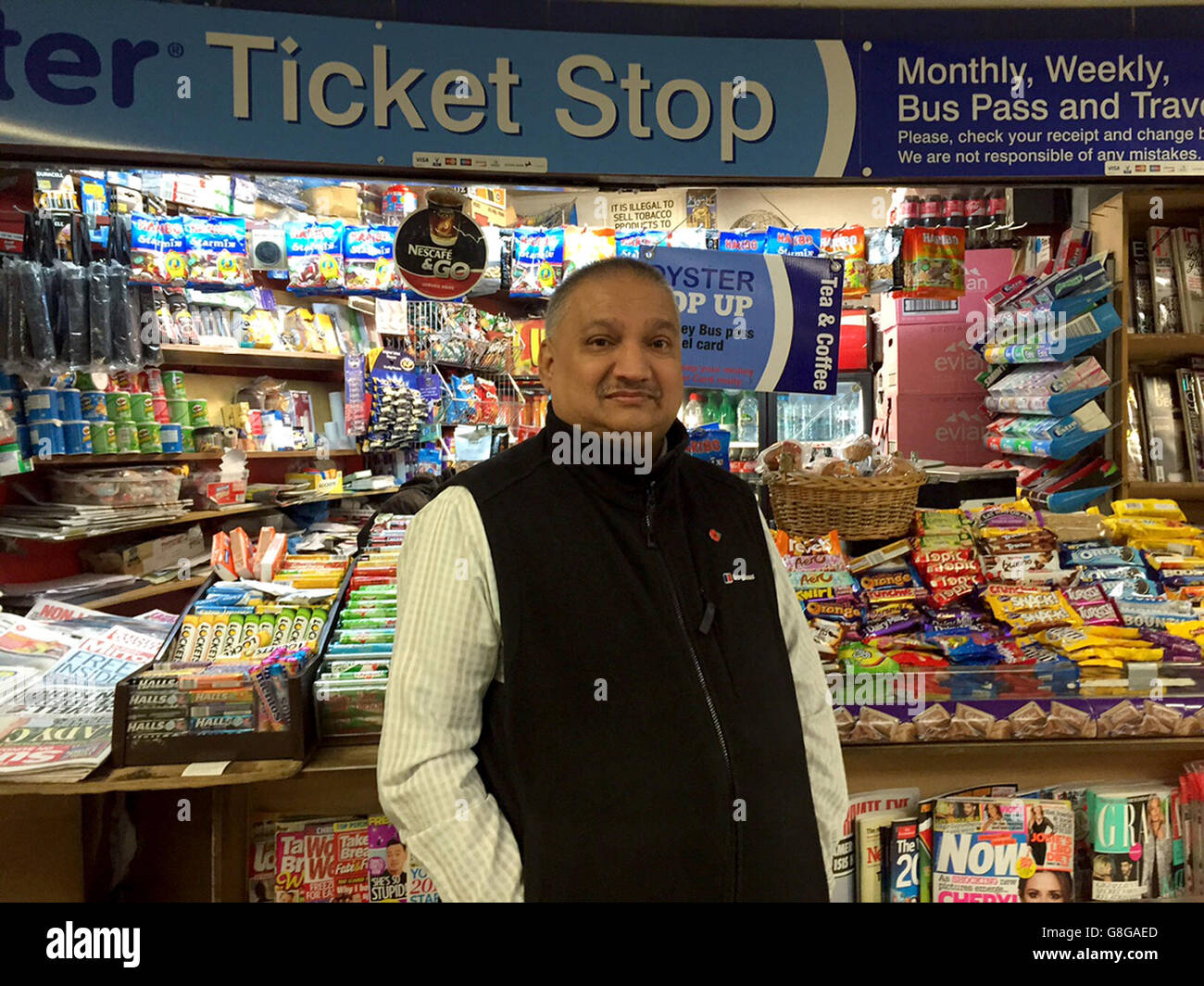 Salim Patel, der als Ladenbesitzer am U-Bahnhof Leytonstone arbeitet. Stockfoto