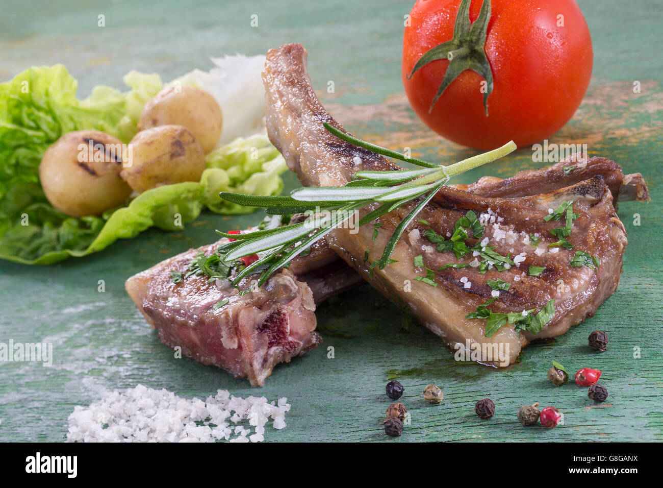 Gebratene Lammkoteletts mit frischen Kräutern Stockfoto