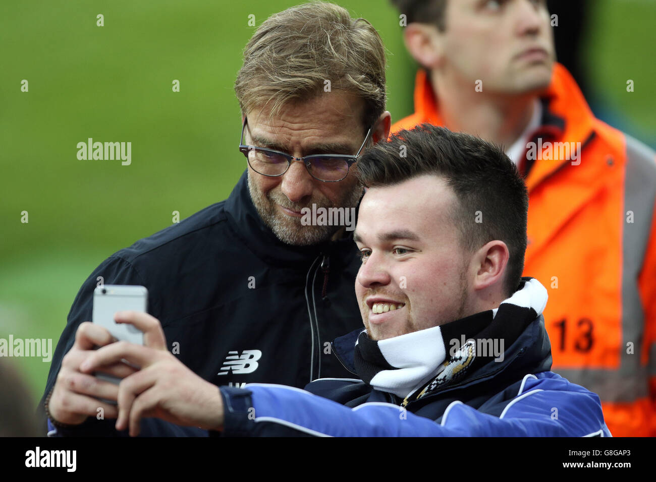 Ein Fan macht vor dem Spiel der Barclays Premier League im St James' Park, Newcastle, ein Foto mit Liverpool-Manager Jürgen Klopp. Stockfoto