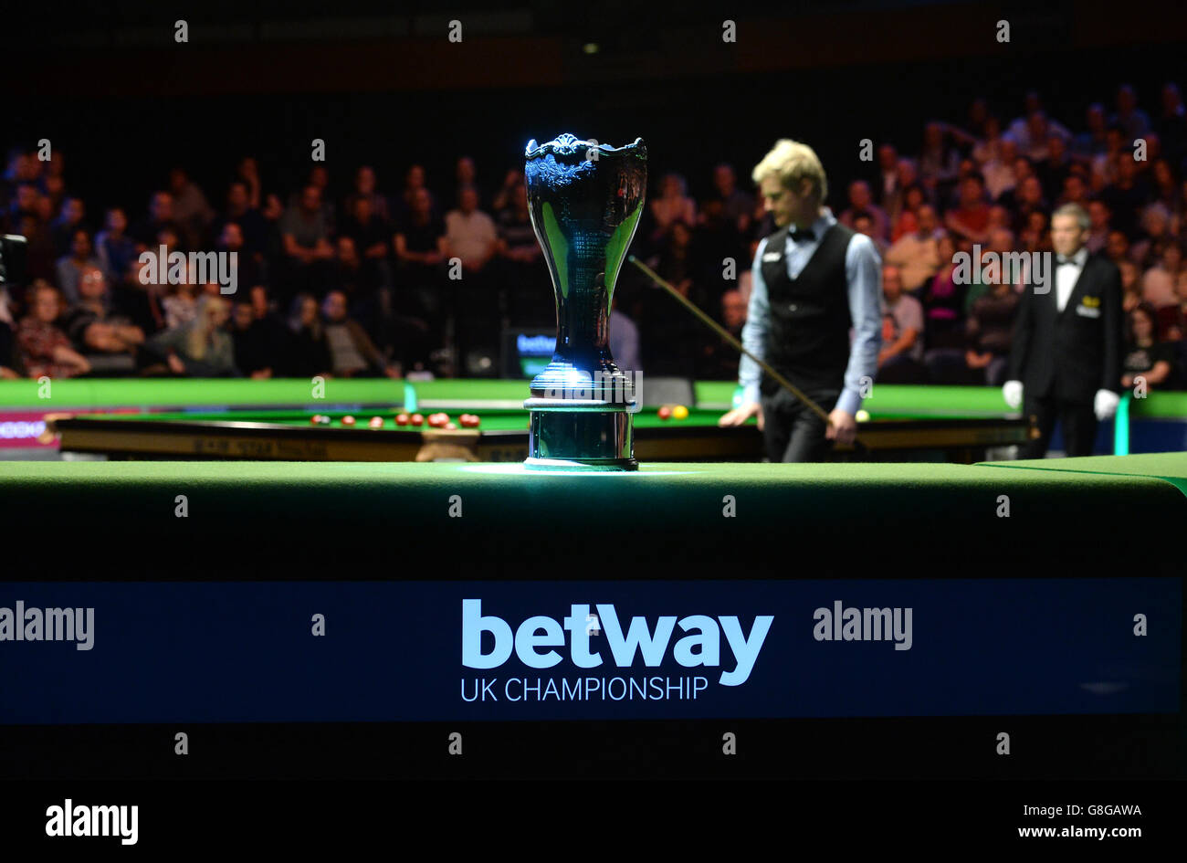 Neil Robertson am Tisch im Finalspiel gegen Liang Wenbo am 12. Tag der 2015 Betway UK Snooker Championship beim York Barbican, York. DRÜCKEN Sie VERBANDSFOTO. Bilddatum: Sonntag, 6. Dezember 2015. Siehe PA Story SNOOKER York. Bildnachweis sollte lauten: Anna Gowthorpe/PA Wire. Stockfoto