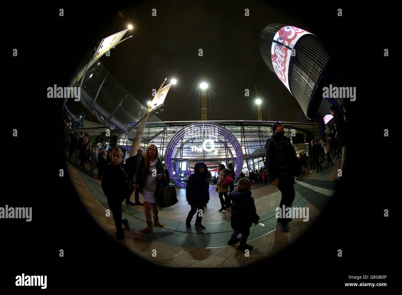 Fans machen sich auf den Weg in die 02 Arena vor dem Capital FM Jingle Bell Ball 2015 in der O2 Arena, London statt Stockfoto