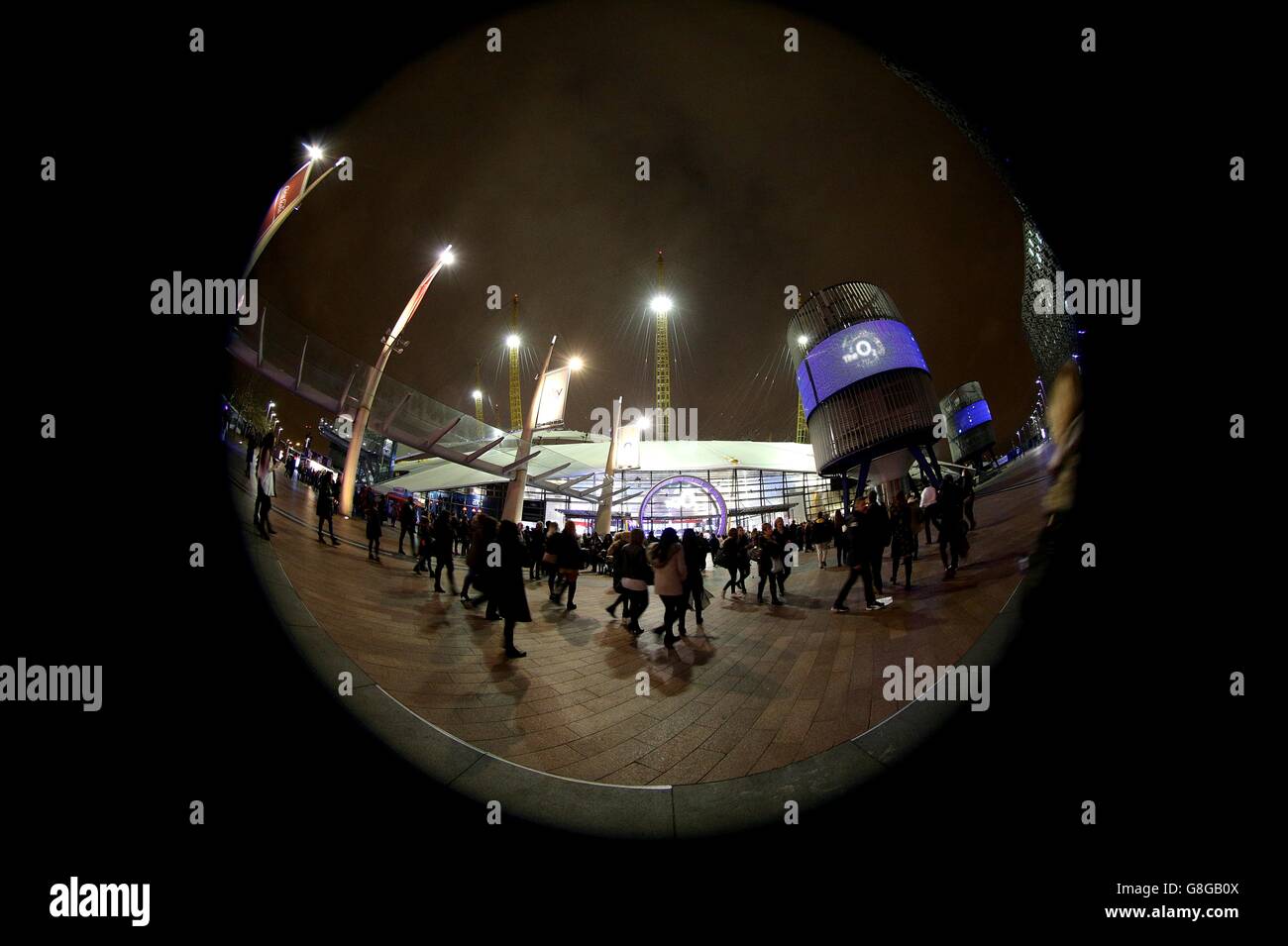 Fans machen sich auf den Weg in die 02 Arena vor dem Capital FM Jingle Bell Ball 2015 in der O2 Arena, London statt Stockfoto