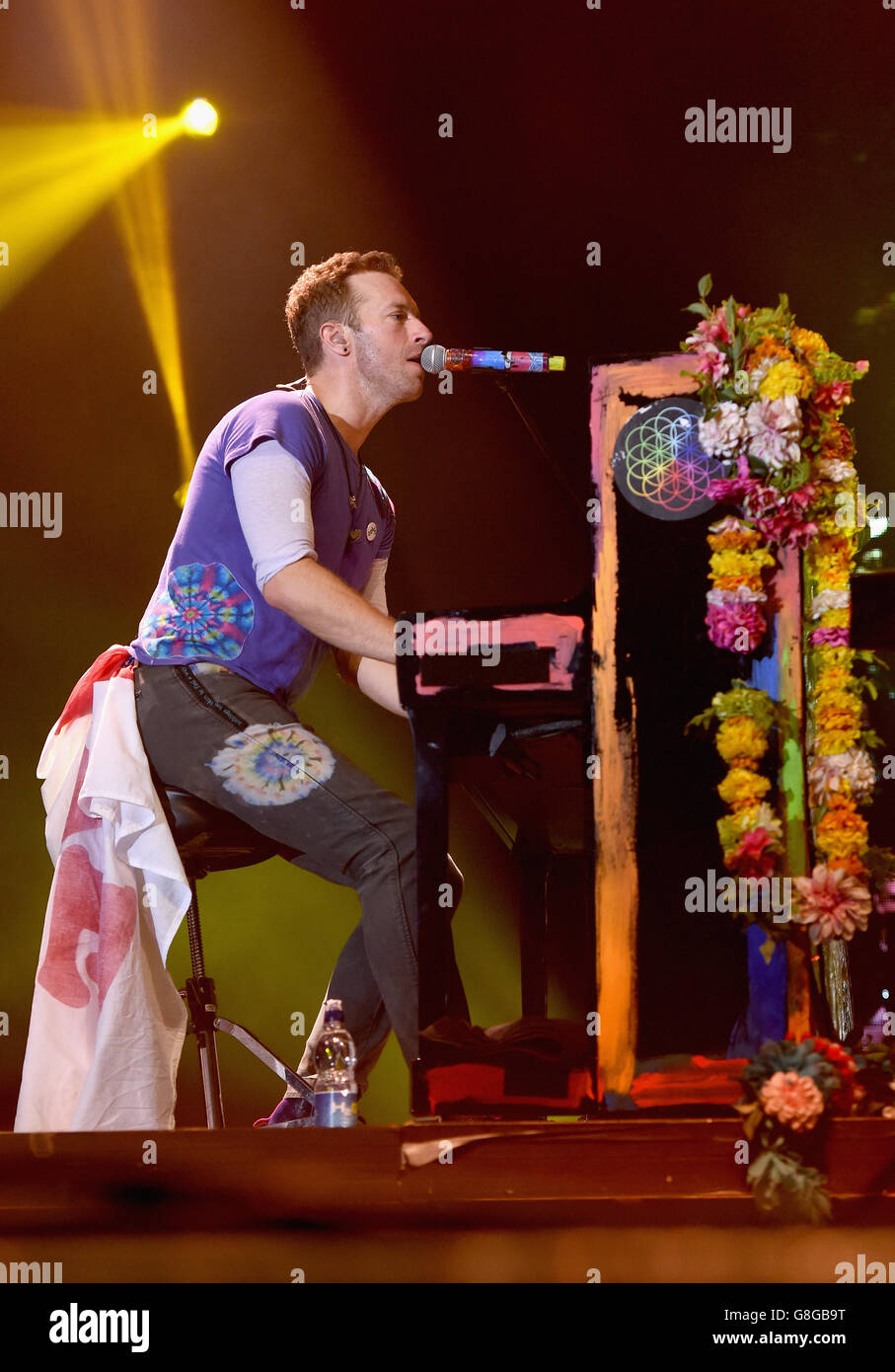 LONDON, ENGLAND - 28 Juni: Chris Martin von Coldplay führt auf der Bühne während der Sentebale Konzert im Kensington Palace am 28. Juni 2016 in London, England. Sentebale wurde von Prinz Harry und Prinz Seeiso von Lesotho vor über zehn Jahren gegründet. Es hilft, die schwachen und HIV-positive Kinder von Lesotho und Botsuana. (Foto: Tabatha Feuerwehrmann/Getty Images) Stockfoto