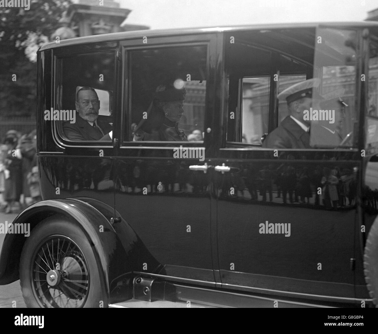 König Georg V., in einem speziell umgebauten Auto-Krankenwagen, auf dem Weg nach Bognor zur Genesung nach seiner Krankheit. Genaues Datum unbekannt. Stockfoto