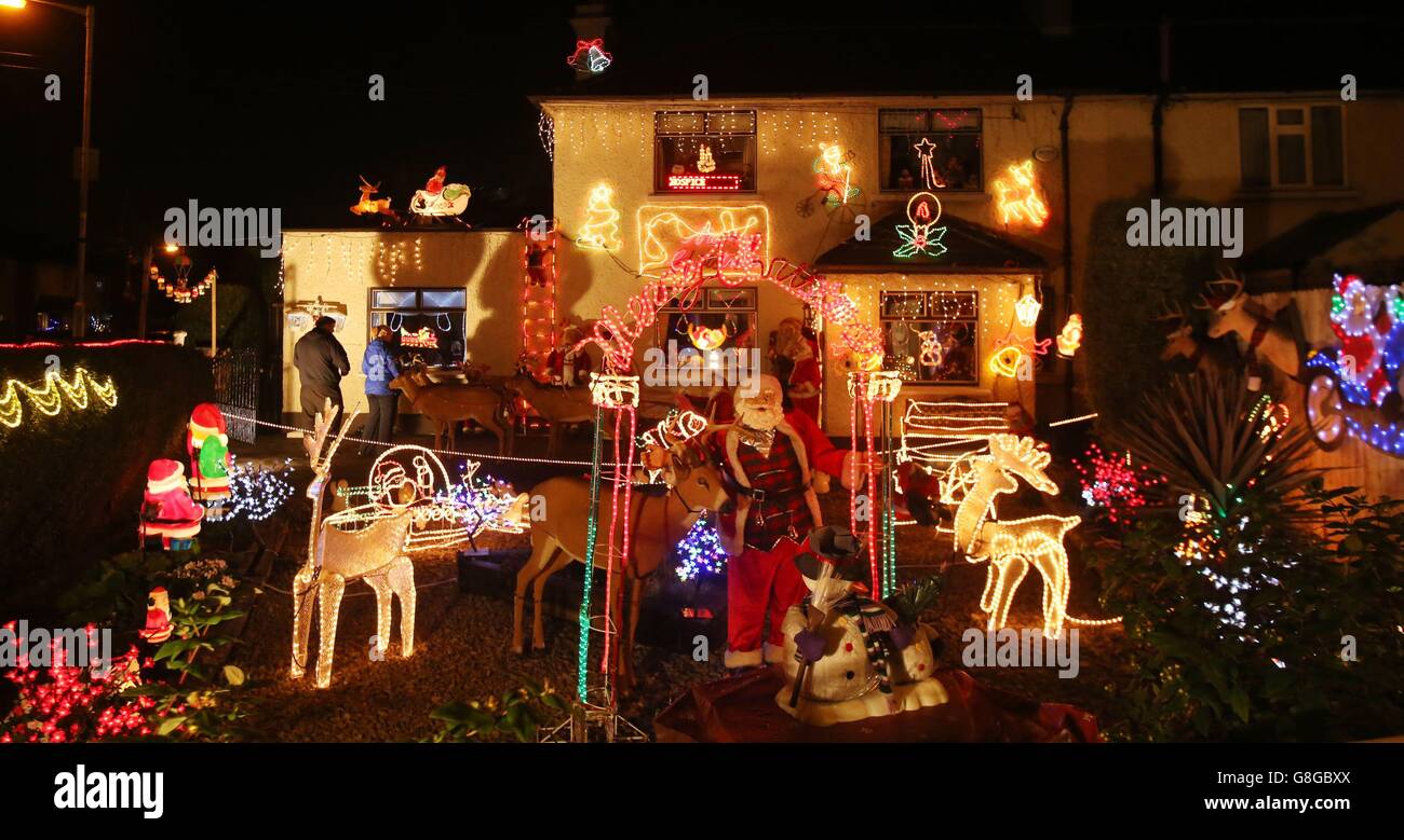 Ein Haus in der Bath Avenue in Dublin, das von Weihnachtslichtern übersät ist. Stockfoto