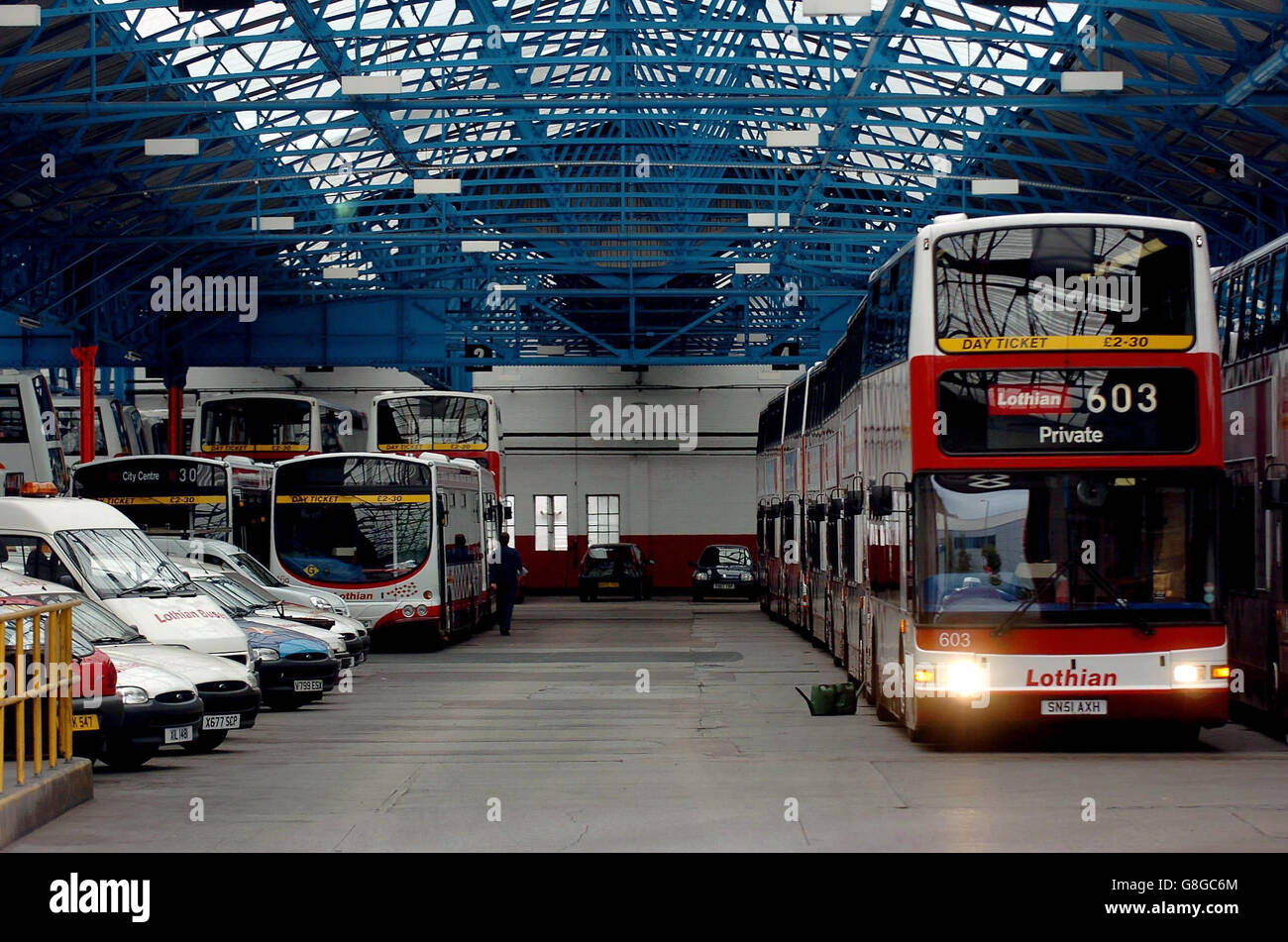 Busse stehen still am Lothian Bus Depot in Edinburgh, da der erste Tag einer Reihe von Streikaktionen über Bezahlung und Konditionen in Angriff nimmt. Der 24-Stunden-Streik von rund 1,400 Fahrern bei Lothian Buses hat alle Strecken rund um Edinburgh abgesagt. Die Arbeitnehmer fordern eine Verbesserung der Löhne und der Bedingungen infolge der steigenden Anforderungen an sie, sagte ein Gewerkschaftsfunktionär. Stockfoto