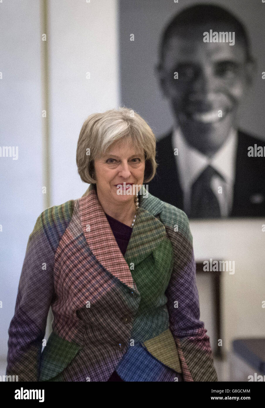 Innenministerin Theresa May in der US-Botschaft in London, wo sie mit US-Justizministerin Loretta Lynch über die transatlantische Zusammenarbeit bei der Bekämpfung der modernen Sklaverei sprach und eine Ankündigung über weitere Hilfe für Opfer der modernen Sklaverei in Großbritannien machte. Stockfoto