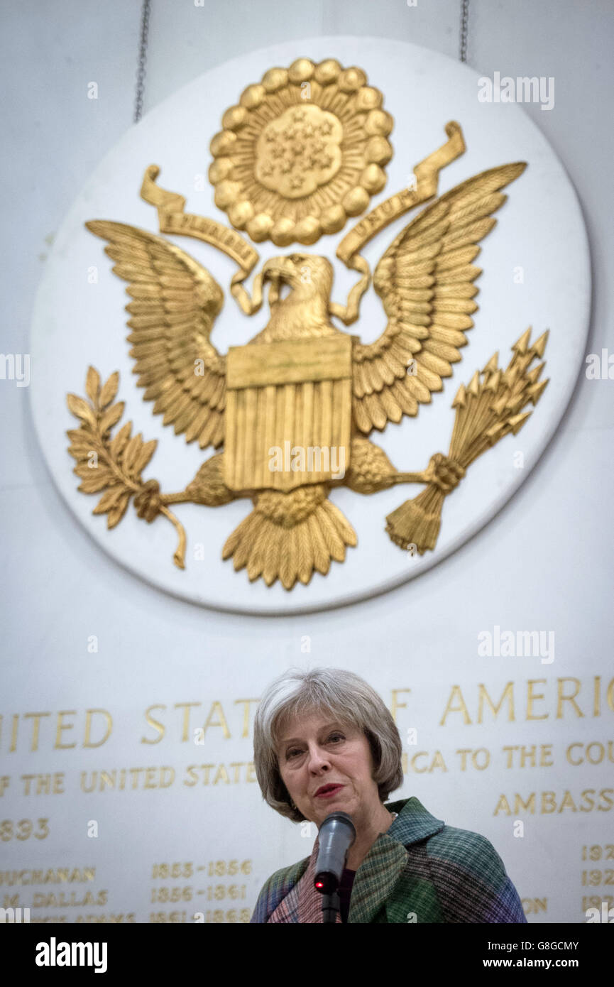 Innenministerin Theresa May in der US-Botschaft in London, wo sie mit US-Justizministerin Loretta Lynch über die transatlantische Zusammenarbeit bei der Bekämpfung der modernen Sklaverei sprach und eine Ankündigung über weitere Hilfe für Opfer der modernen Sklaverei in Großbritannien machte. Stockfoto