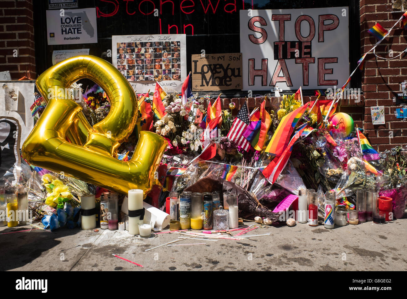 Das Stonewall Inn und Orlando Puls Nachtclub schießen Memorial in New York City am 24. Juni 2016 gesehen. Stockfoto