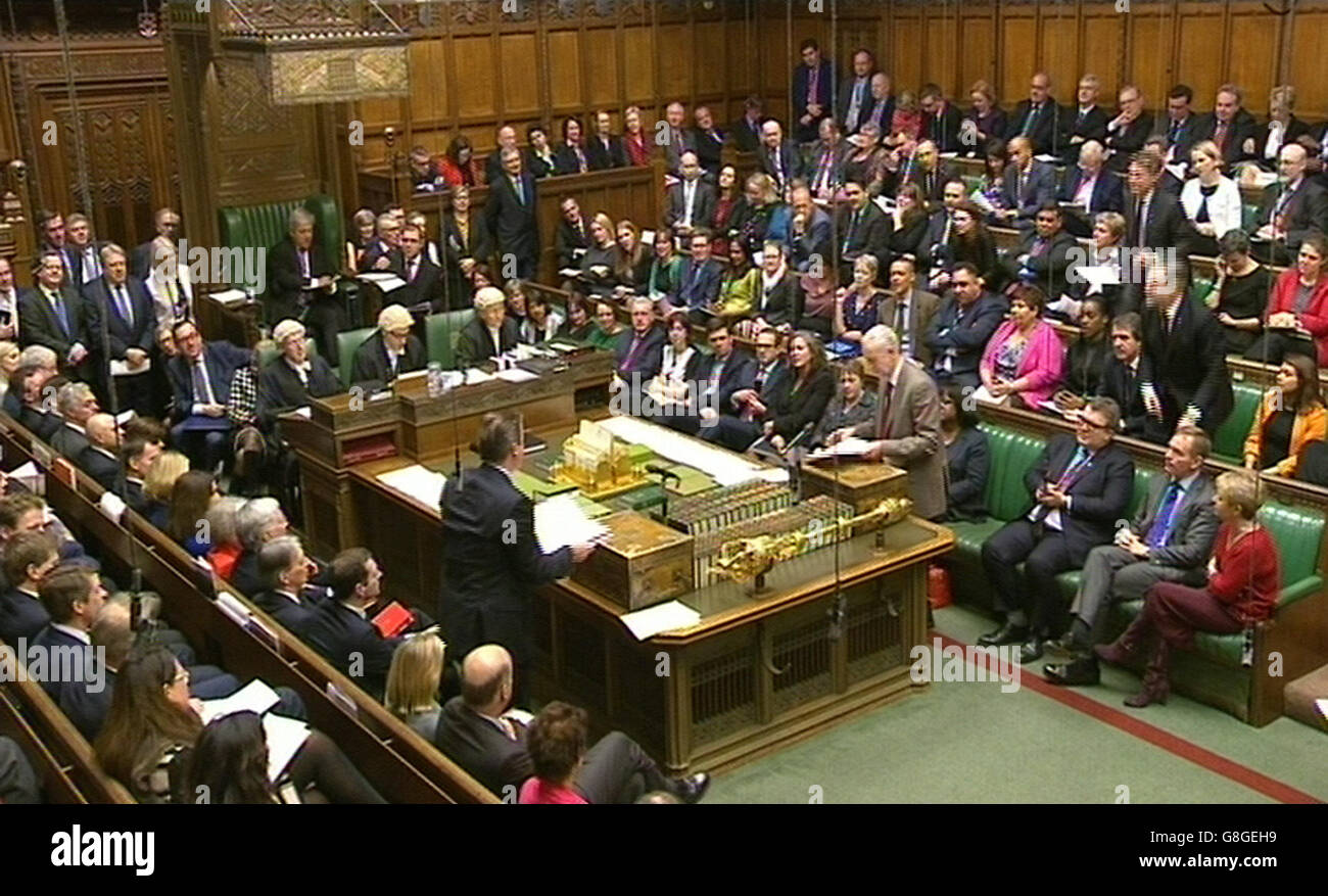 Premierminister David Cameron und Labour-Chef Jeremy Corbyn stehen sich während der Fragestunde des Premierministers im Londoner Unterhaus gegenüber. Stockfoto