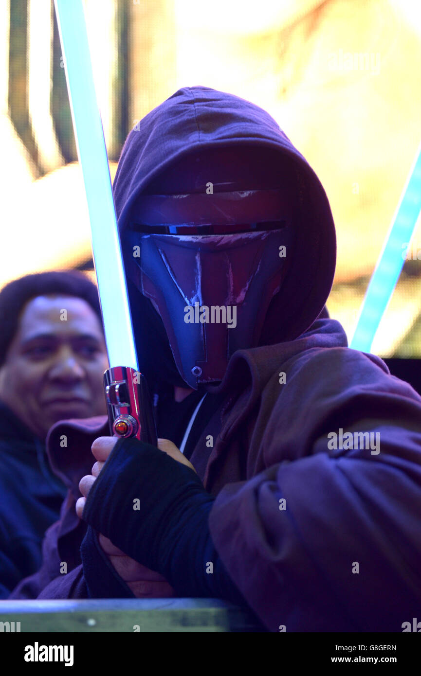 Ein Star Wars-Fan in einem Kylo Ren-Kostüm vor der europäischen Premiere von Star Wars: The Force Awakens auf dem Leicester Square in London. DRÜCKEN SIE VERBANDSFOTO. Siehe PA Story SHOWBIZ StarWars. Bilddatum: Mittwoch, 16. Dezember 2015. Bildnachweis sollte lauten: Anthony Devlin/PA Wire Stockfoto