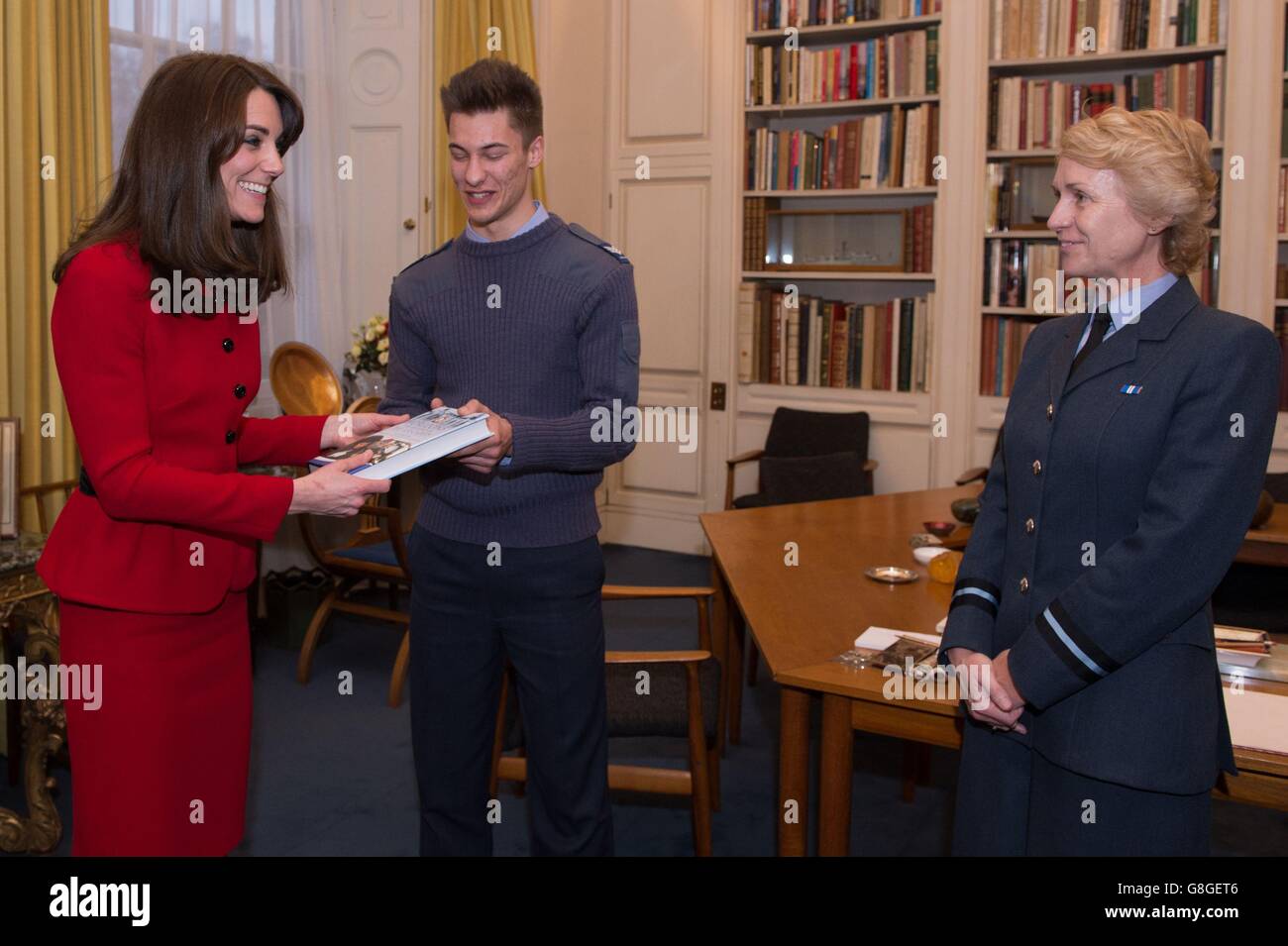 Kadettenfeldwebel Tommy Dade (Mitte) steht mit der Herzogin von Cambridge zusammen, als sie ein Buch von Air Commodore, Dawn McCafferty Kommandant der Air Cadet Organisation (rechts) im Buckingham Palace in London, Als der Herzog von Edinburgh aus dem Posten von Air Commodore in Chief und anlässlich der Herzogin wurde Ehrenbefehlshaber der Air Cadets. Stockfoto