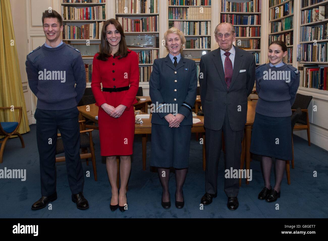 Cadet Sergeant Tommy Dade (ganz links) und Cadet Sergeant Bronwyn Jacobs (ganz rechts) stehen mit dem Duke of Edinburgh (zweite rechts) zusammen, als er Air Commodore, Dawn McCafferty, Kommandant der Air Cadet Organisation (Mitte) im Buckingham Palace in London, trifft. Als er sich vom Posten des Air Commodore in Chief und anläßlich der Herzogin von Cambridge (zweite links) zum Ehrenkommandanten der Air Cadets zurückzog. Stockfoto