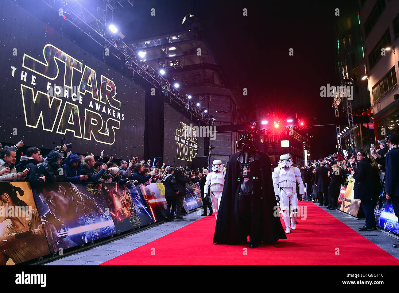 Darth Vader und Stormtroopers bei der europäischen Premiere von Star Wars: The Force Awakens auf dem Leicester Square in London. DRÜCKEN Sie VERBANDSFOTO. Siehe PA Geschichte SHOWBIZ StarWars. Bilddatum: Mittwoch, 16. Dezember 2015. Bildnachweis sollte lauten: Ian West/PA Wire Stockfoto