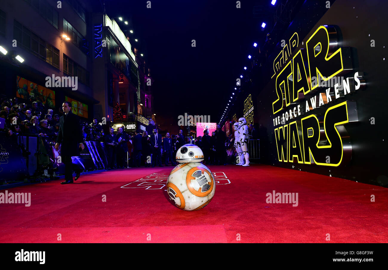 BB-8 Teilnahme an der europäischen Premiere von Star Wars: The Force Awakens auf dem Leicester Square in London. DRÜCKEN Sie VERBANDSFOTO. Siehe PA Geschichte SHOWBIZ StarWars. Bilddatum: Mittwoch, 16. Dezember 2015. Bildnachweis sollte lauten: Ian West/PA Wire Stockfoto