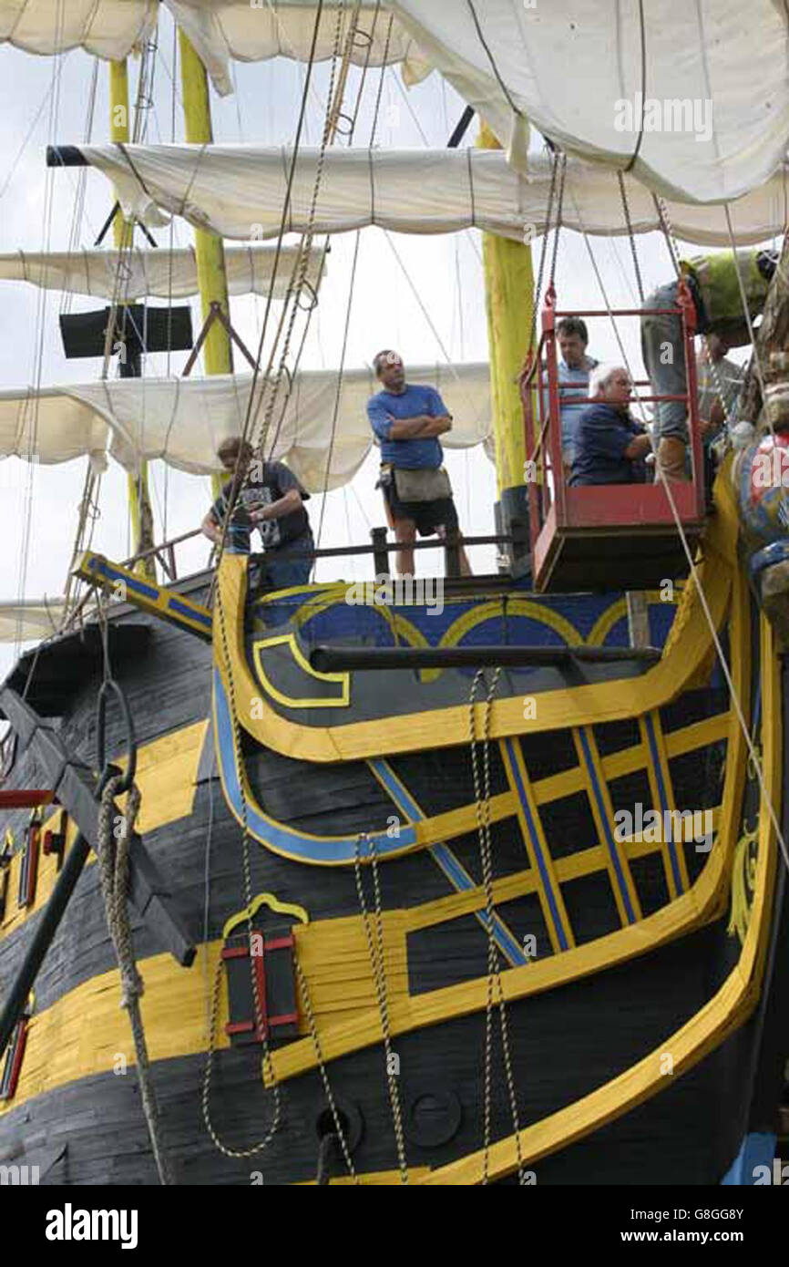 Eine Nachbildung von Horatio Nelsons Flaggschiff HMS Victory wurde nach zwei Jahren fertiggestellt und steht nun bereit, für wohltätige Zwecke in Flammen aufgehen zu lassen. Das 100 Fuß lange halbgroße Modell des hölzernen Kriegsschiffs wurde anlässlich des 200. Jahrestages der Schlacht von Trafalgar von einer Gruppe von rund 30 Freiwilligen, der Wohltätigkeitsgruppe Devon Torrington Cavaliers im Norden, gebaut. Stockfoto