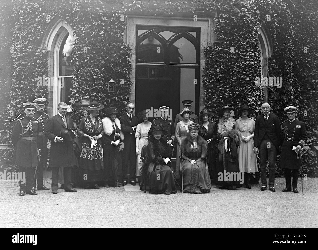 König George V. und Königin Mary besuchen ein Kloster auf der Isle of man. Genaues Datum unbekannt. Stockfoto