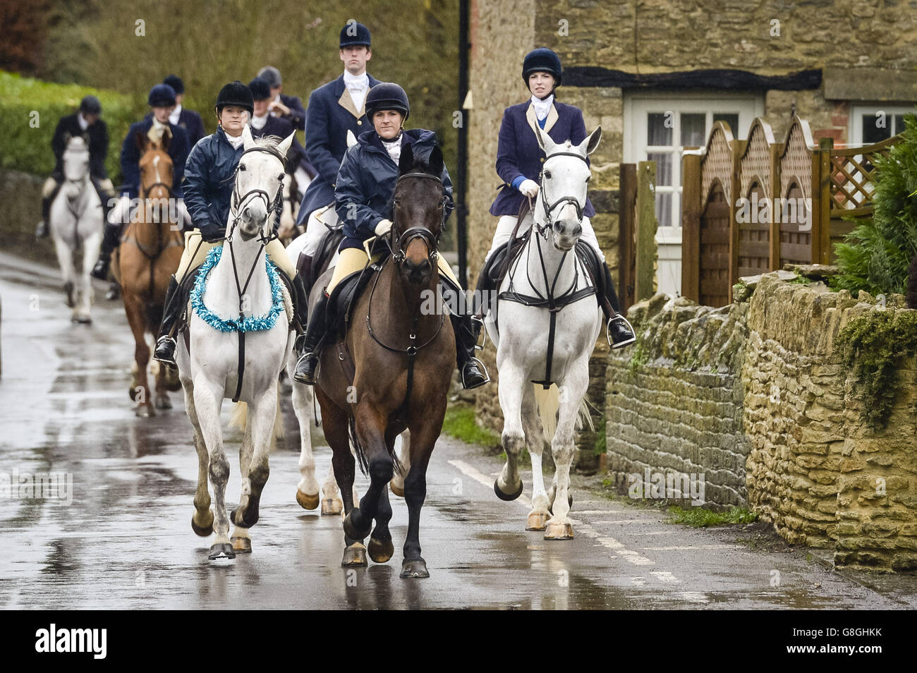 Ein Pferd ist mit Lametta geschmückt, während sich Reiter im Dorf Great Somerford in Wiltshire versammeln, wo sich die traditionelle Weihnachtsjagd von Beaufort trifft. Stockfoto