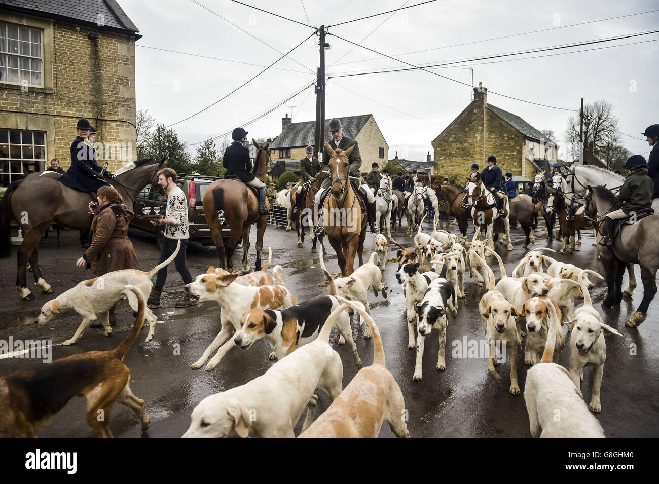 Die Jagdhunde starten, während die Reiter aus dem Dorf Great Somerford in Wiltshire, wo die traditionelle Weihnachtsjagd von Beaufort zusammentrifft, auf die Jagd gehen. Stockfoto