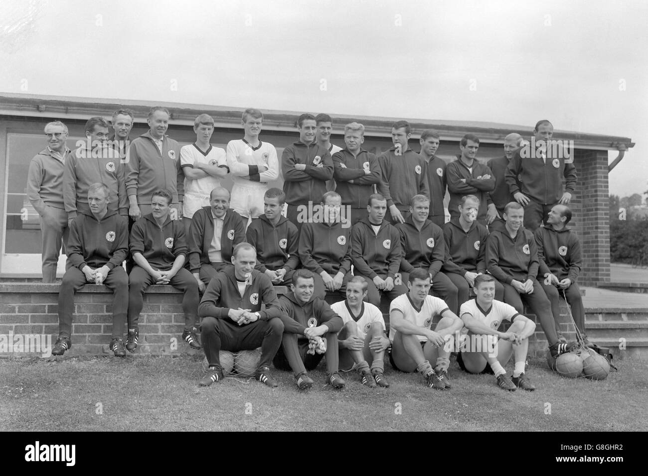 Die WM-Mannschaft der Bundesrepublik: (Hintere Reihe, l-r) Adolf Dassler, Ärztlicher Berater Dr. H Schoberth, H Dahn, phyio/Masseur Erich Deuser, Jurgen Grabowski, Sepp Maier, Hans Tilkowski, Max Lorenz, Helmut Haller, Franz Beckenbauer, Wolfgang Weber, Wolfgang Overath, Karl-Heinz Schnellinger, Uwe Seeler; (Mittlere Reihe, l-r) Siggi Held, Albert Brulls, Trainer Helmut schon, Bernard Patzke, Willi Schulz, Horst Hottges, Klaus Sieloff, Wolfgang Paul, Werner Kramer, Assistenztrainer Dettmar Cramer; (vordere Reihe, l-r) Assistenztrainer Udo Lattek, Gunter Bernard, Heinz Hornig, Lothar Emmerich, Friedel Lutz Stockfoto