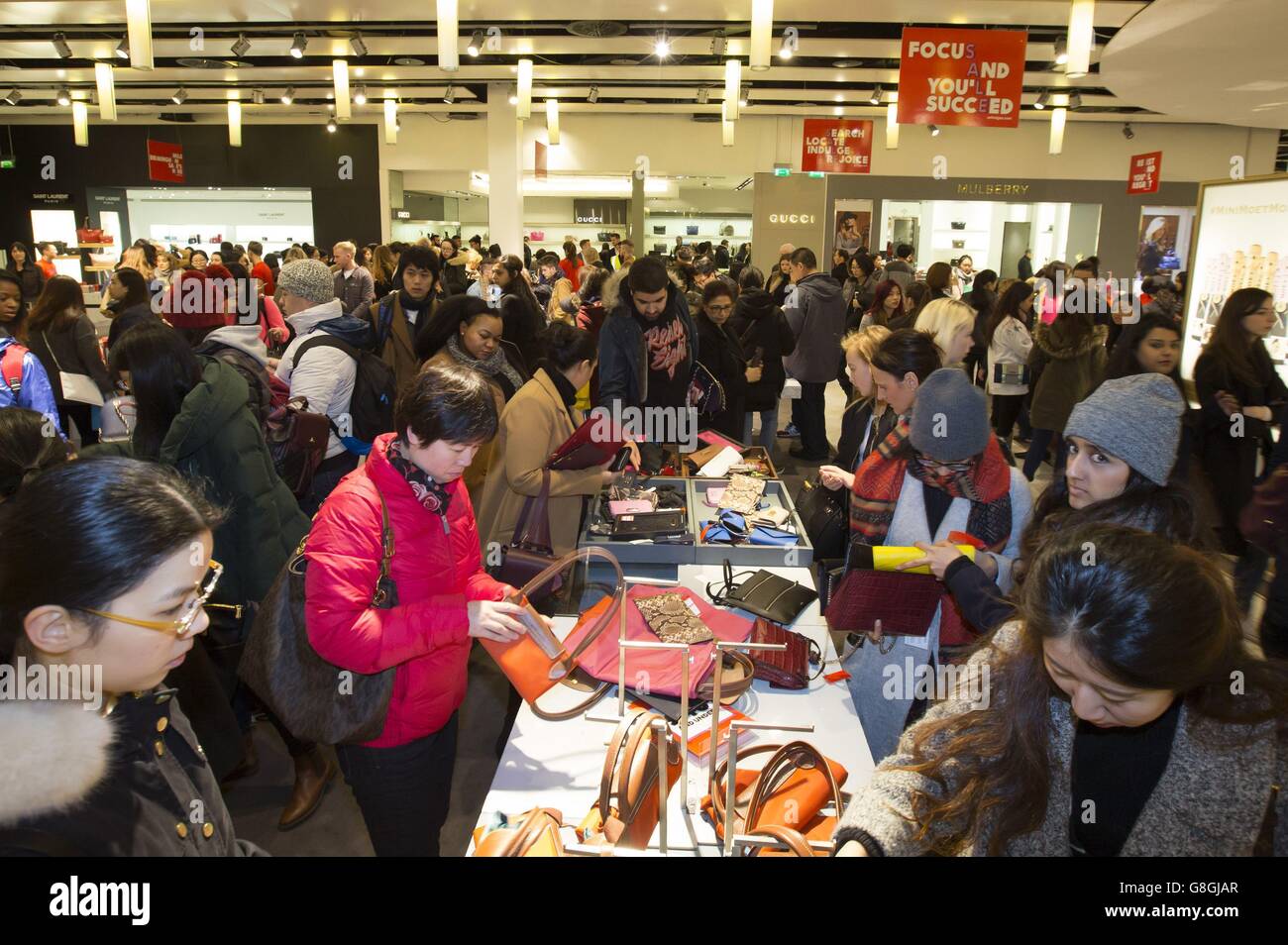 Shopper im Selfridges Store im Bullring Einkaufszentrum in Birmingham, wenn die Verkäufe am zweiten Weihnachtsfeiertag beginnen. Stockfoto