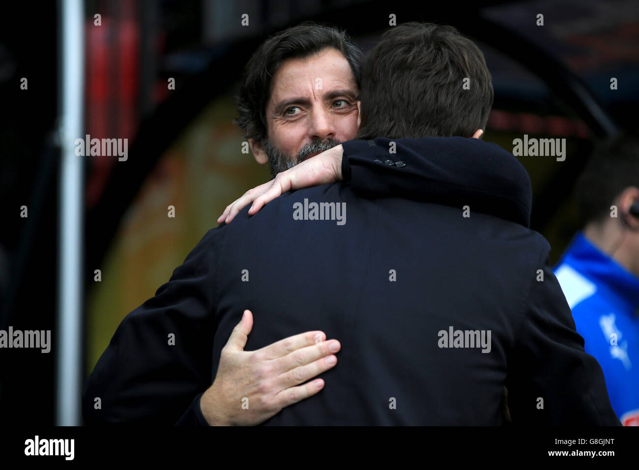 Watford-Manager Quique Flores (links) und Tottenham Hotspur-Manager Mauricio Pochettino umarmen sich vor dem Spiel der Barclays Premier League in der Vicarage Road, Watford. Stockfoto