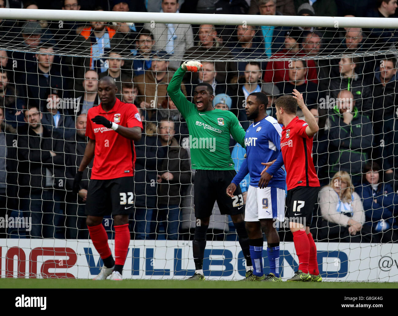 Chesterfield / Coventry City - Sky Bet League One - Proact Stadium. Coventry City-Torhüter Reice Charles-Cook (Mitte) sucht Deckung, während er eine Ecke verteidigt Stockfoto