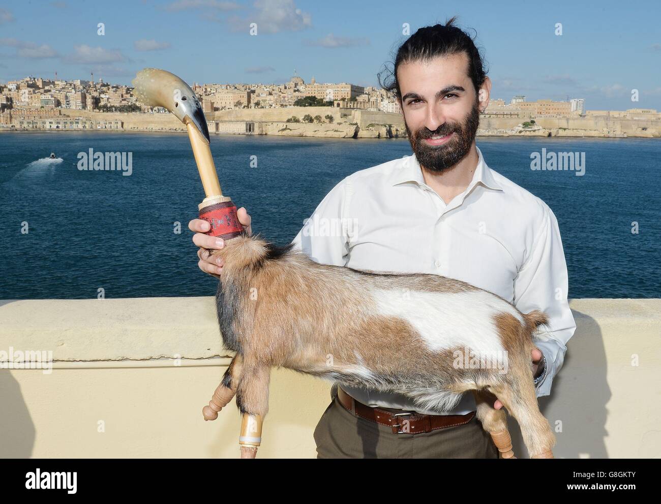 Francesco Sultana hält seinen Zaqq, der den Dudelsäcken ähnelt und aus dem Korpus einer toten Ziege besteht, die er für Königin Elizabeth II. Und den Herzog von Edinburgh im Kalkara Heritage Site in Malta spielte. Stockfoto