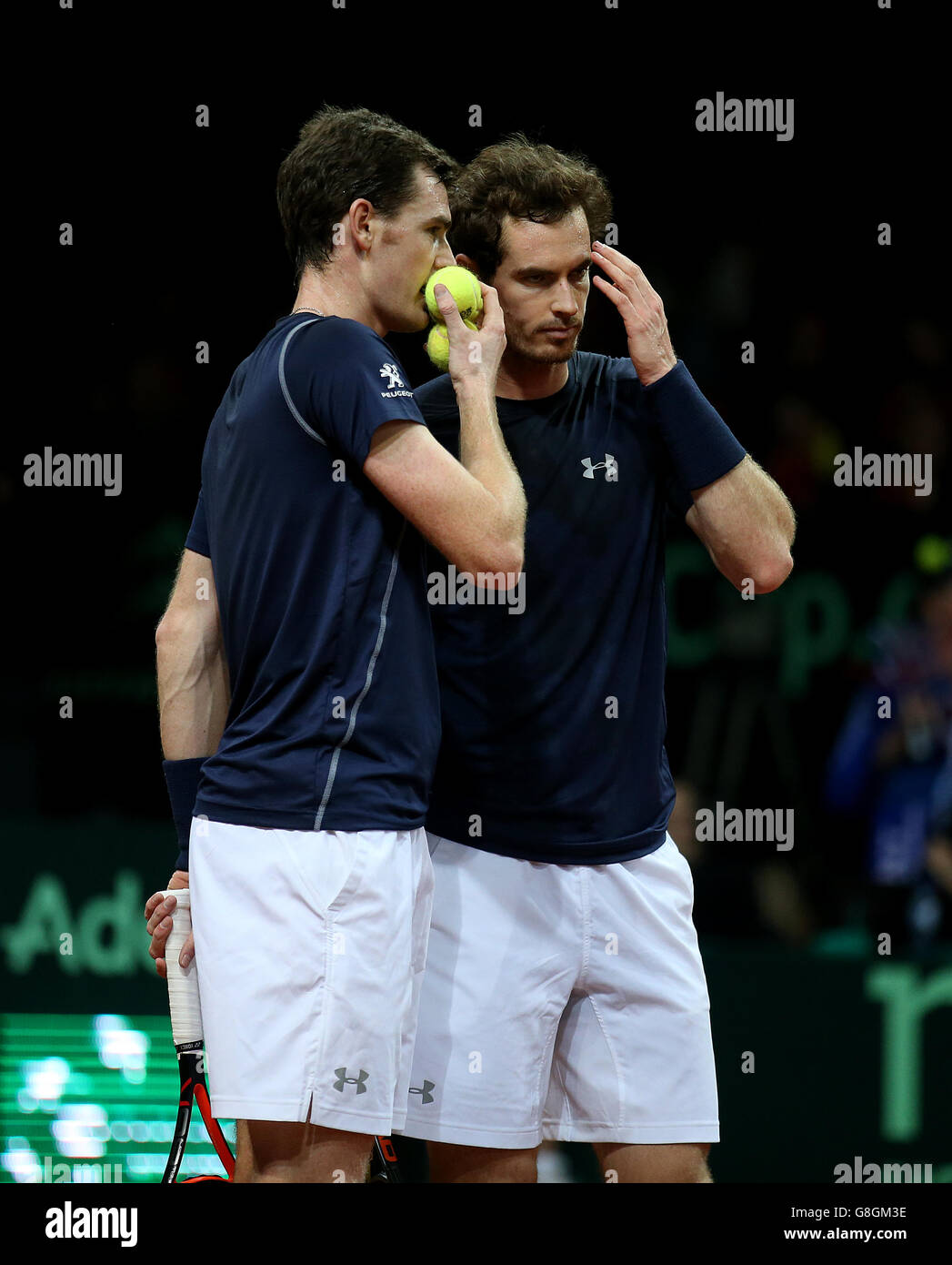 Der britische Jamie Murray (links) spricht mit Andy Murray am zweiten Tag des Davis Cup Finales im Flanders Expo Center in Gent. Stockfoto