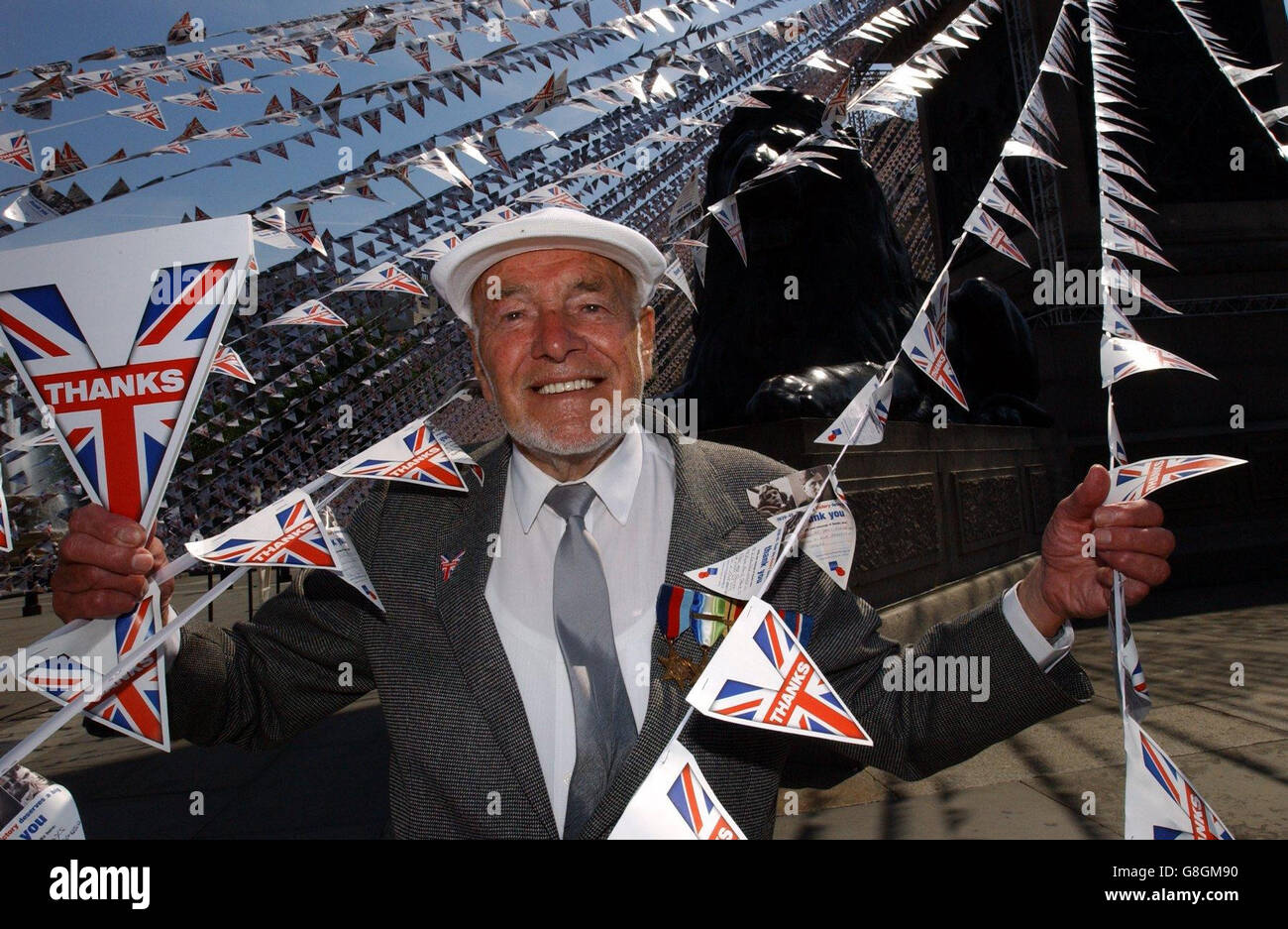 George Broomhead, 82, aus Liverpool, der während der Landungen des D-Day auf einem Schiffszerstörer war, kehrt zum Trafalgar Square zurück, wo er 1945 das Ende des Krieges feiern konnte. Trafalgar Square ist in mehreren Kilometern von Verpfällungen drapiert, erstellt aus mehr als 115,000 Nachrichten des Dankes an Kriegsveteranen des Zweiten Weltkriegs, die es von der britischen Öffentlichkeit erhalten hat. Jede Flagge trägt eine Dankesbotschaft von Einzelpersonen, die all jenen Männern und Frauen, die vor 60 Jahren für unsere Freiheit gekämpft haben, ihre Dankbarkeit und ihren Respekt übermitteln wollen. Stockfoto