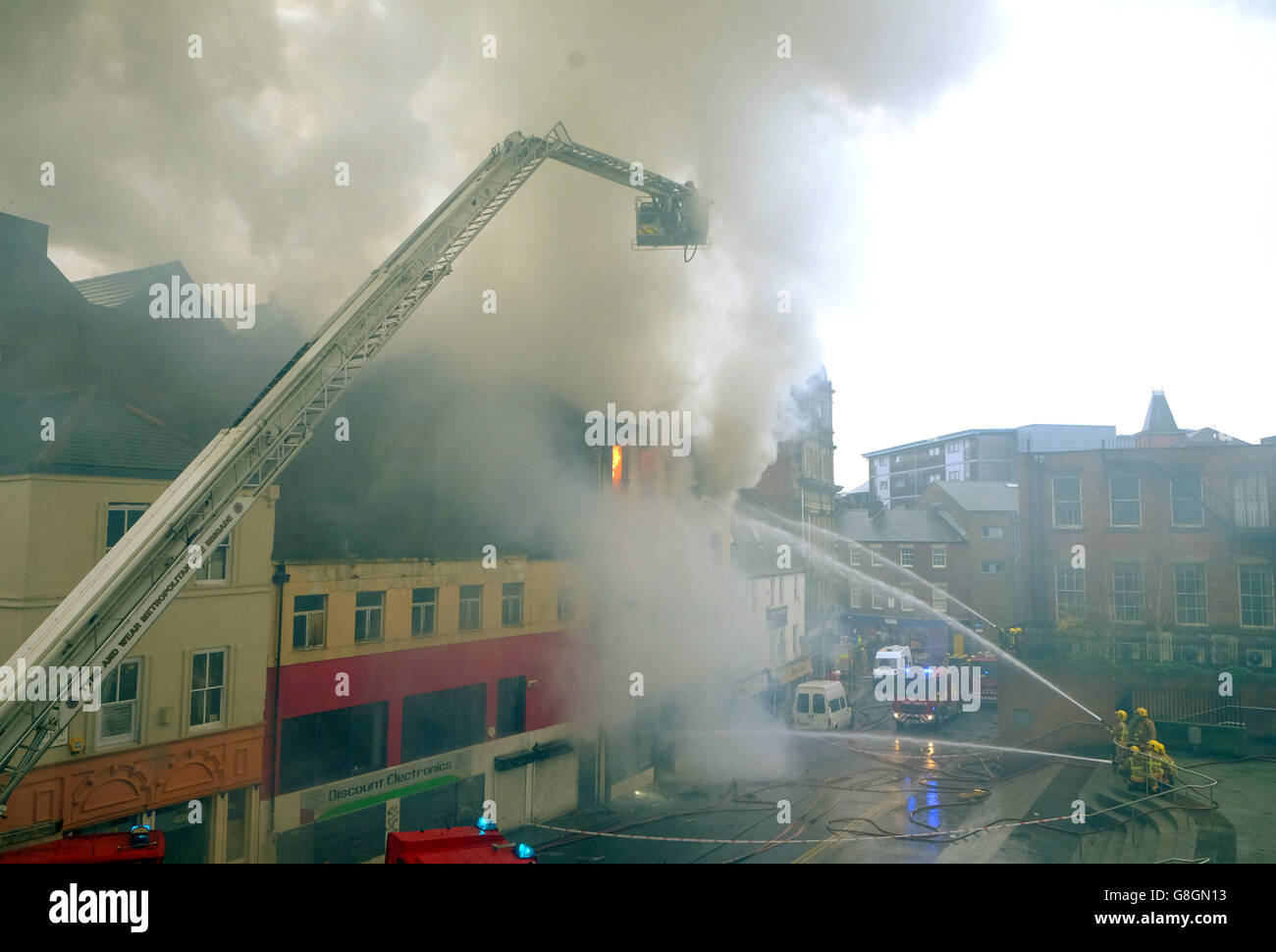 Feuer in Newcastle. Feuerwehrmannschaften am Brandort auf dem Charlotte Square in Newcastle. Stockfoto