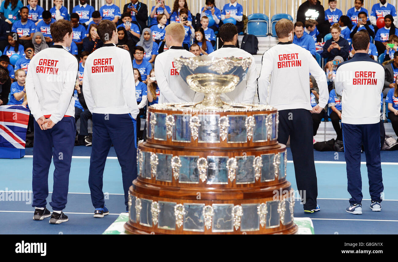 (Von links nach rechts) die Briten Andy Murray, Jamie Murray, Kyle Edmund, James ward, Dom Inglot und Captain Leon Smith beantworten Fragen von Schülern vor der Davis Cup Trophäe während der Fotoserie im Lee Valley Tennis Center, London. DRÜCKEN SIE VERBANDSFOTO. Bilddatum: Dienstag, 1. Dezember 2015. Das Foto sollte lauten: John Stillwell/PA Wire Stockfoto