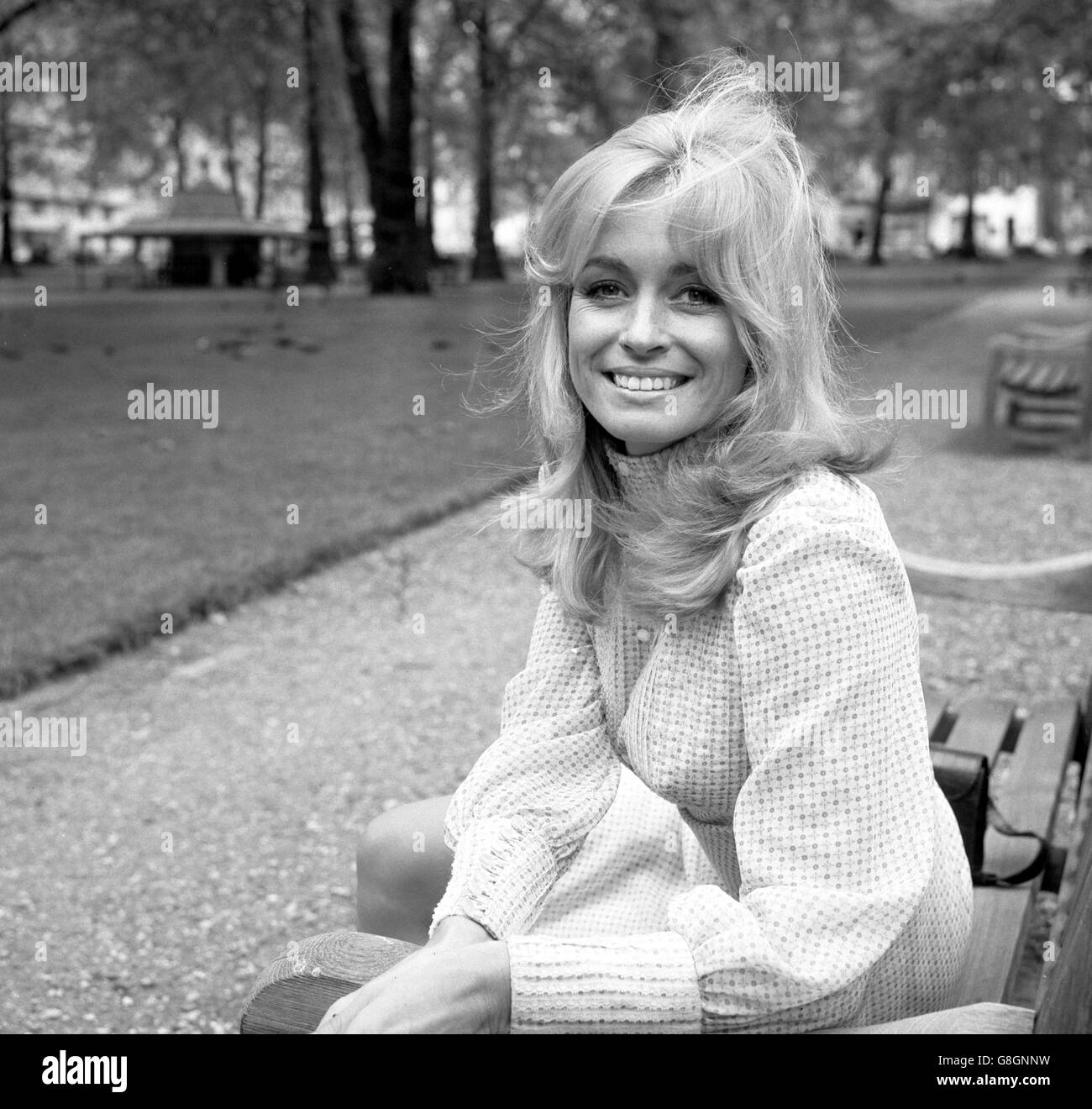 Suzy Kendall, 24, der eine Hauptrolle im James Clavell-Film an Sir, With Love, gespielt von Sidney Poitier, erhielt. Es wird in den Pinewood Studios für Columbia Picturs hergestellt. Nach einer langen Suche von Herrn Clavell nach dem richtigen Mädchen wurde sie für die Rolle ausgewählt. Sie war Stoffdesignerin, bevor sie Fotomodell wurde. Ihr Bild in einer Zeitschrift führte zu kleinen Teilen in Filmen. Stockfoto