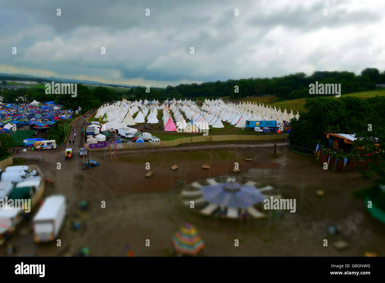 Blick auf dem Glastonbury Festival vom oberen Rand der Multifunktionsleiste-Turm in der Parkanlage des Standortes Stockfoto