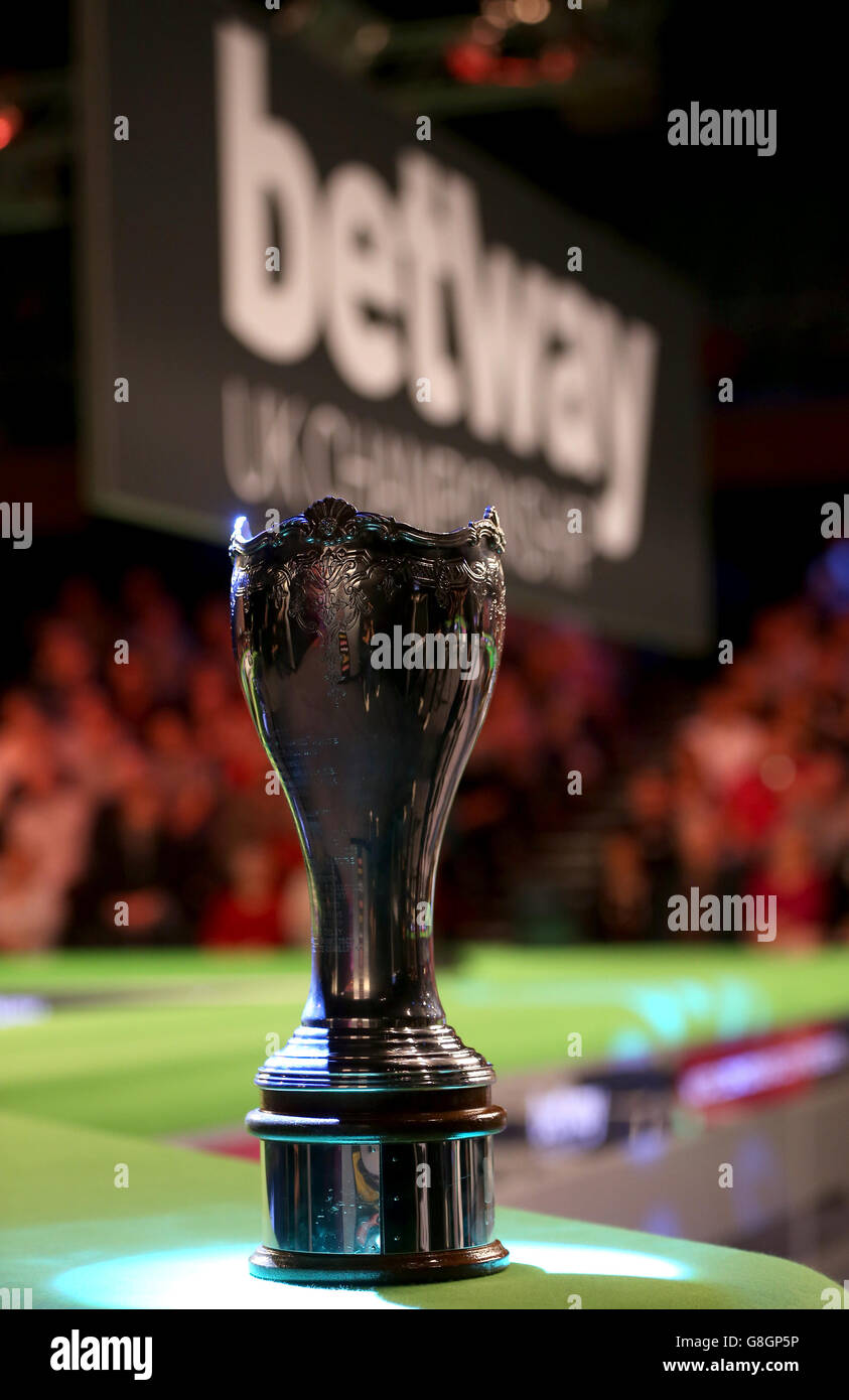 Eine allgemeine Ansicht der Betway UK Snooker Championship Trophäe vor Betway Branding während Tag neun der 2015 Betway UK Snooker Championship im York Barbican, York. Stockfoto