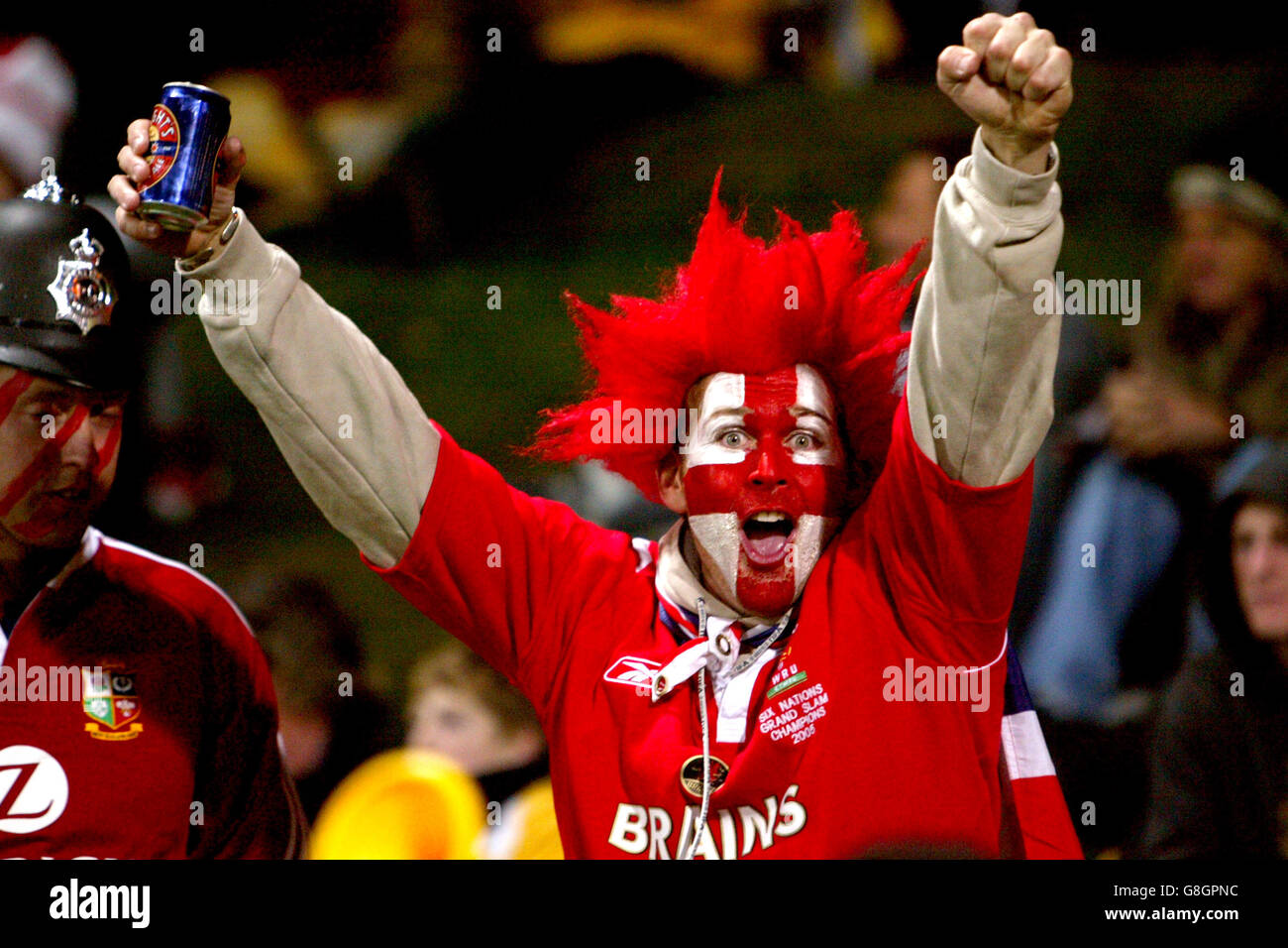 Rugby Union - Taranaki / British & Irish Lions - Yarrow Stadium. Ein Wales-Fan genoss das Spiel Stockfoto