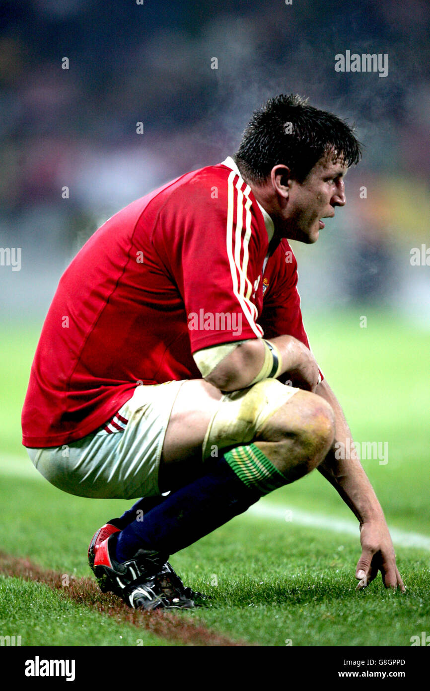 Rugby Union - Taranaki / British & Irish Lions - Yarrow Stadium. Martin Corry von British & Irish Lions steht niedergeschlagen Stockfoto