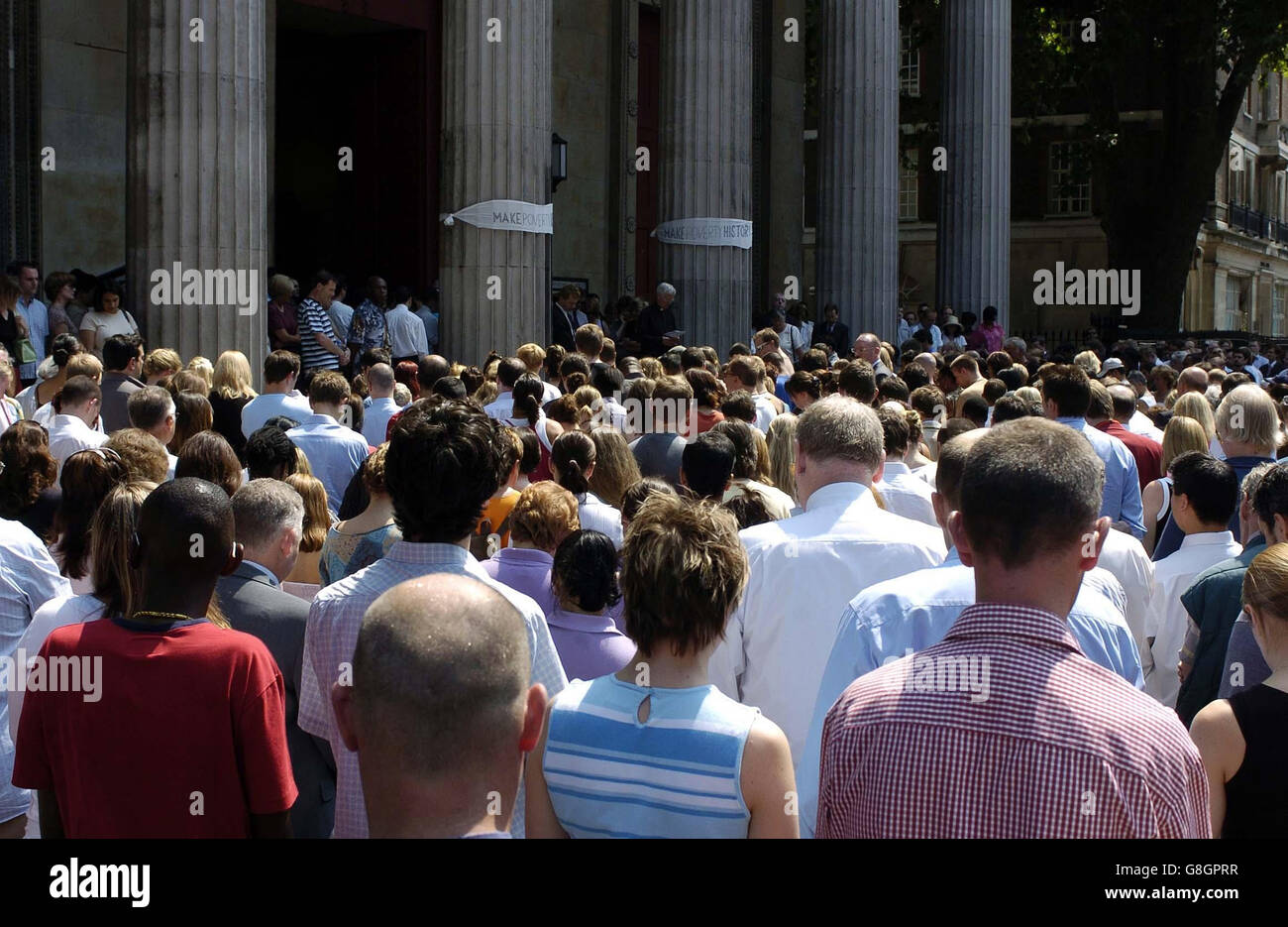 In der Nähe der Pfarrkirche St. Pancras, neben dem Ort des Bombenanschlags in der vergangenen Woche, stehen Menschen still, während einer zweiminütigen Schweigeminute in ganz Großbritannien zum Gedenken an die Opfer der Terroranschläge der letzten Woche auf die Hauptstadt, die 52 Menschenleben gefordert haben. Stockfoto