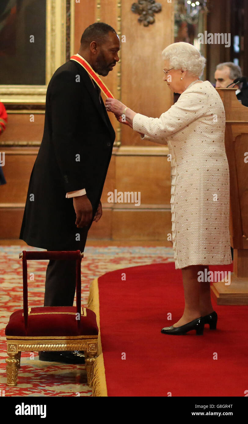 Sir Lenny Henry wird von Königin Elizabeth II. Während einer Investiturzeremonie im Schloss Windsor mit einer Ritterschaft ausgezeichnet. Stockfoto