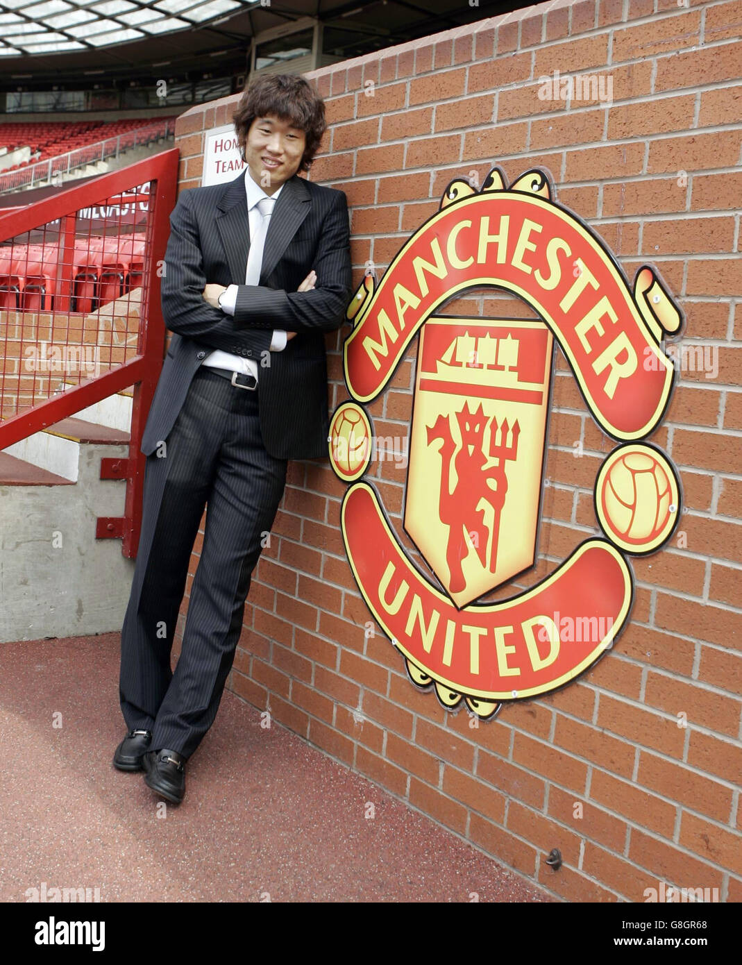 Der neue Stürmer von Manchester United, Ji-Sung Park, während eines Fotoanrufs im Old Trafford. Stockfoto