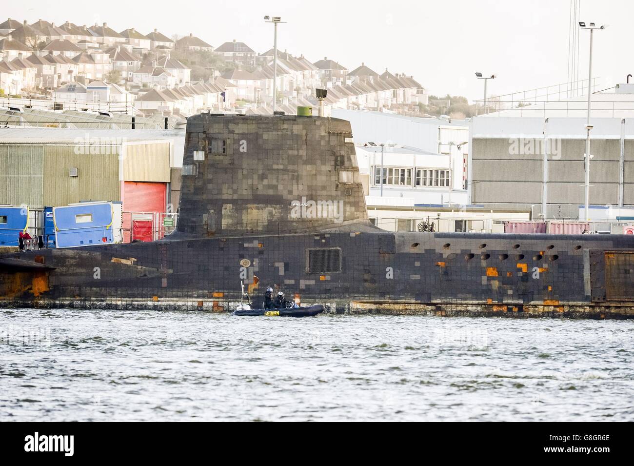 Die Polizei patrouilliert um HMS Vanguard, eine der britischen U-Boote der V-Klasse, die nuklear abschreckend sind, da sie in Devonport, Plymouth, angedockt ist und eine Umrüstung hat, die auf &ACIRC;&pound;200m geschätzt wird. Stockfoto