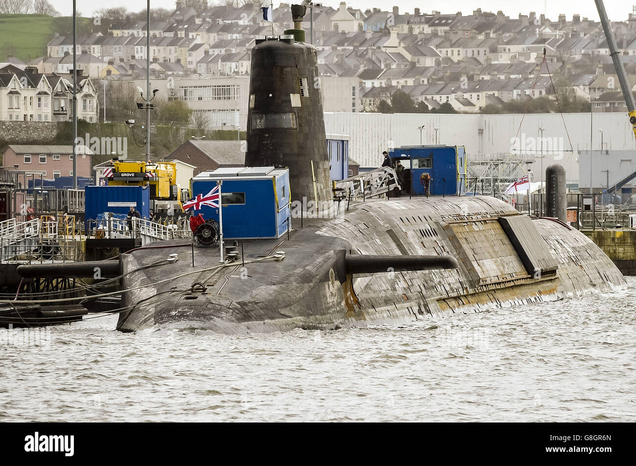 HMS Vanguard, eine der britischen U-Boote mit nuklearer Abschreckung der V-Klasse, sitzt in Devonport, Plymouth, angedockt und hat eine Umrüstung, geschätzt auf &ACIRC;&pound;200m. Stockfoto