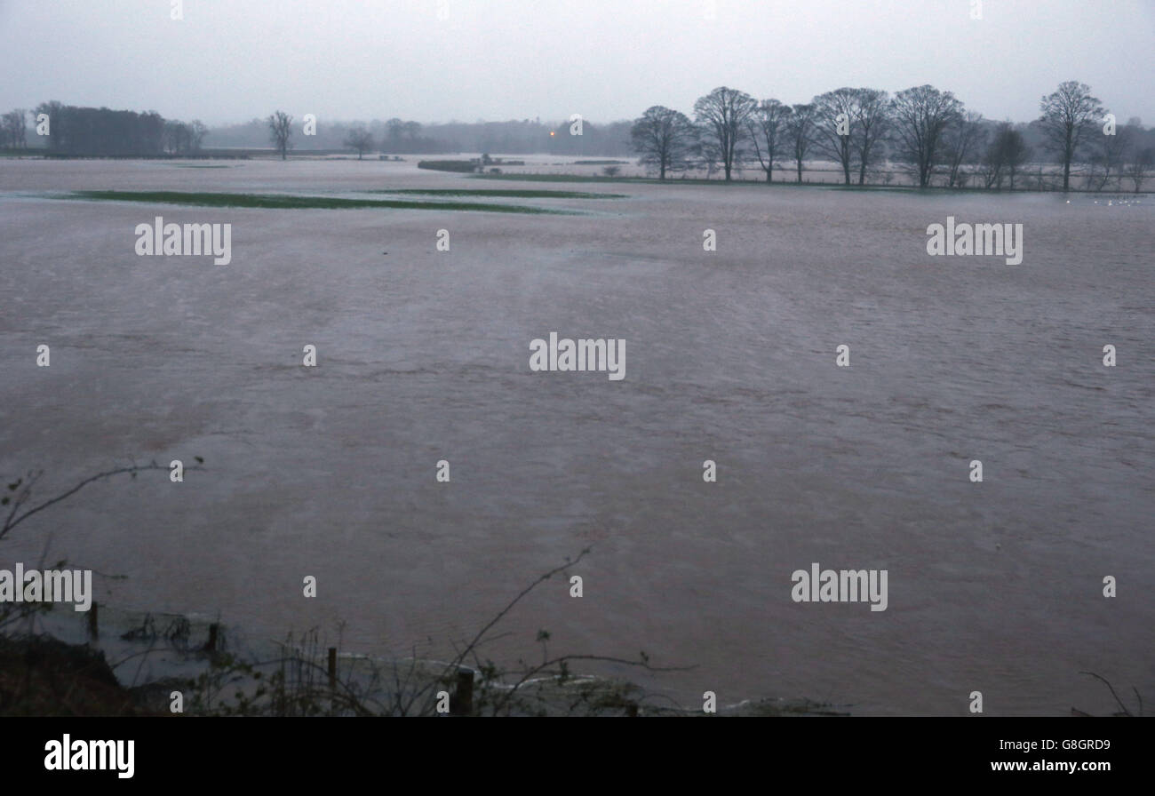 Überflutete Felder in der Nähe von Appleby in Cumbria, als Storm Desmond Großbritannien trifft. Stockfoto
